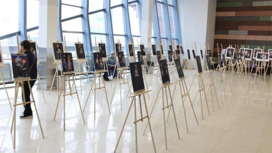 В аэропорту Якутска открылась выставки фотопроекта "Семья Героя"