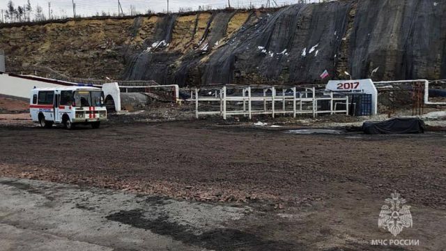 В Нерюнгринском районе сотрудники МЧС России извлекли из-под завалов тело мужчины