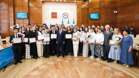 В Якутии состоялась торжественная церемония чествования стобалльников