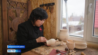 Жительница Мирного сохраняет культуру саха через традиционные чороны собственного изготовления