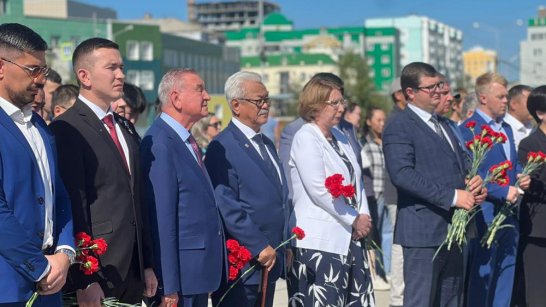 В Якутске состоялась церемония возложения цветов у мемориальной плиты города-героя Москвы