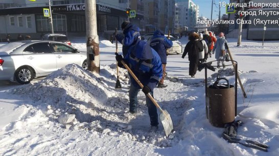 Последствия сильного снегопада в Якутске в круглосуточном режиме устраняет "Якутдорстрой"