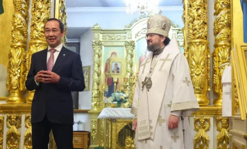 Глава Якутии посетил Рождественскую службу в Преображенском кафедральном соборе