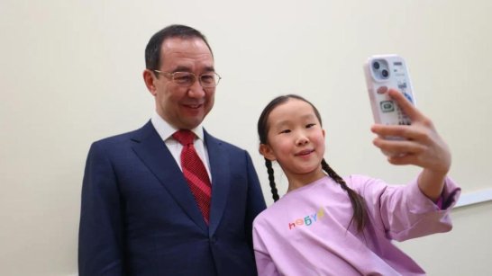 Глава Якутии поддержал челлендж юного блогера Айыыны Кожуровой по популяризации якутского языка