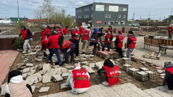 Молодёжный десант "За нас!" провёл акцию в Нюрбинском районе