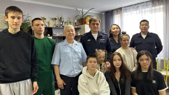 В Якутии сотрудники Госавтоинспекции поздравили детей Мохсоголлохского детского центра