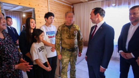 Глава Якутии посетил семью участника СВО Павла Моякунова в новом доме
