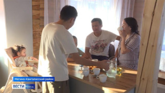 В Якутии две многодетные семьи получили единовременные выплаты на жилье на сумму 22 млн рублей