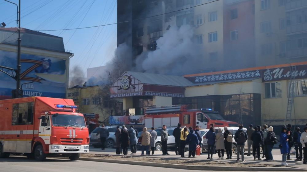 В Якутске произошёл пожар в многоквартирном жилом доме на проспекте Ленина  – ГТРК «Саха»