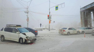 В Якутске произошло столкновение трёх автомобилей