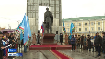 В Якутске возложили цветы к памятникам общественных деятелей Якутии