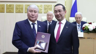 Айсен Николаев поздравил первого вице-спикера парламента Александра Жиркова с 70-летием