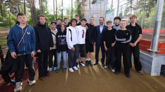 Глава Якутии встретился с юными нерюнгринцами на новой спортплощадке