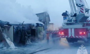 В Якутске при пожаре частного гаража пострадали два человека