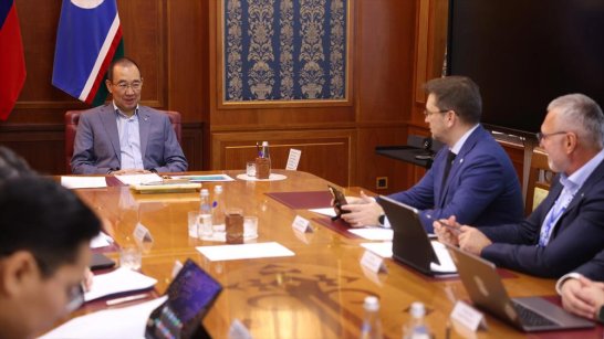 Айсен Николаев провёл рабочую встречу с председателем Байкальского банка Сбера Рушаном Сахбиевым