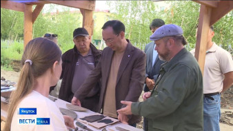 Айсену Николаеву представили археологические находки с раскопок Якутского острога