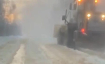 В Якутии на автодороге "Амга" устраняют последствия прорыва воды