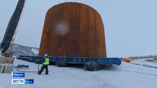 В Якутии на строительной площадке Ленского моста завершён монтаж стеновых панелей второго коффердама