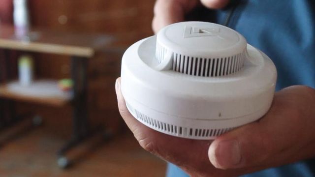 Управление ГО и ЧС рекомендует. Установка пожарного извещателя может спасти жизнь