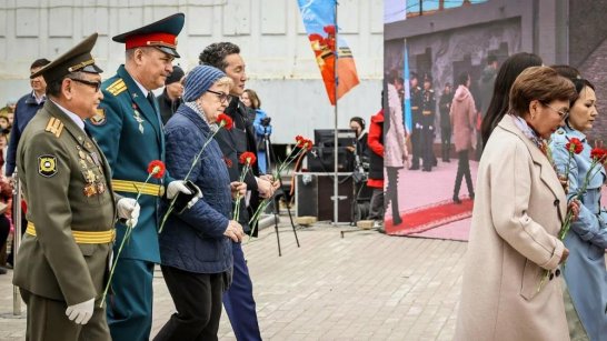В Якутске возложили цветы к мемориальному комплексу "Солдат Туймаады"