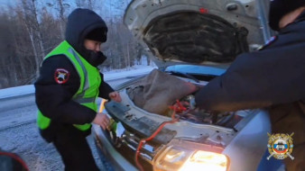 На трассе "Вилюй" в Якутии инспекторы ГАИ оказали помощь водителю