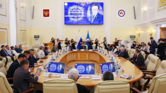 В Якутске презентовали книгу заслуженного экономиста России Владимира Птицына