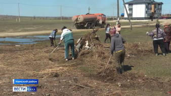 В селе Партизан Намского района приводят в порядок территории после паводка