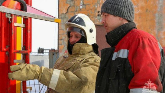 В Мирном 15 человек эвакуировано при пожаре в жилом доме