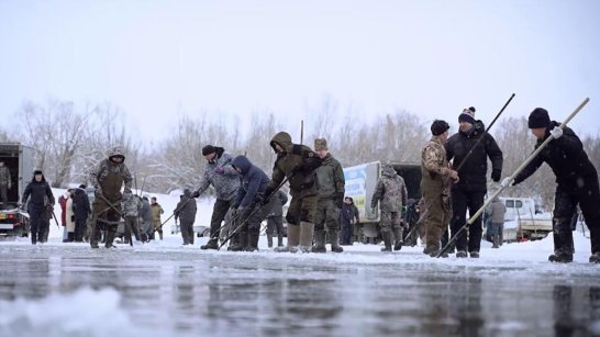 Сотрудники Окружной администрации Якутска доставили лёд семьям участников СВО