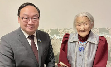 Георгий Степанов поздравил якутянку Анну Атласову с вековым юбилеем