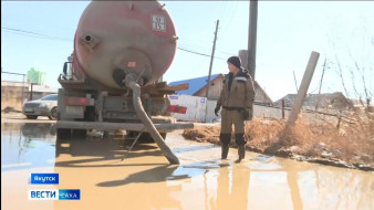 Коммунальные службы Якутска откачали более 17 тысяч кубометров воды с улиц города за месяц