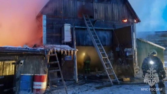 Гараж и 18 машин спасены пожарными в Якутске