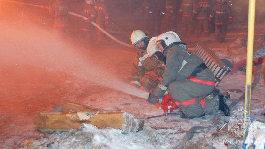 В Якутске пожарные спасли жилой дом