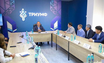 Глава Якутии встретился с почётными гостями XVI Международного турнира по вольной борьбе памяти Дмитрия Коркина