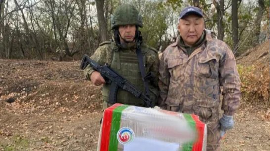 Сотрудники опорного пункта в зоне СВО передали бойцам из Якутии ещё один автомобиль