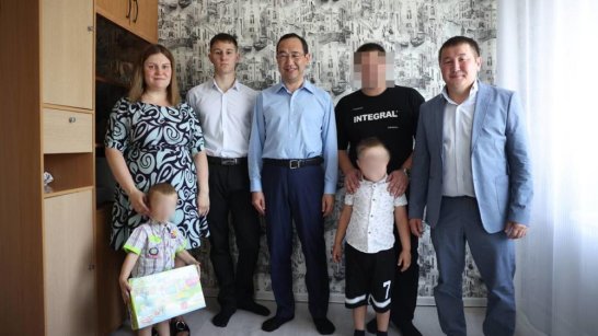 Глава Якутии Айсен Николаев посетил семью мобилизованного из Томпонского района