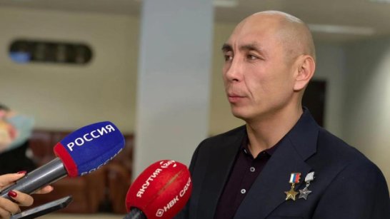 Герой России Александр Находкин начал серию патриотических встреч со школьниками и студентами Якутска