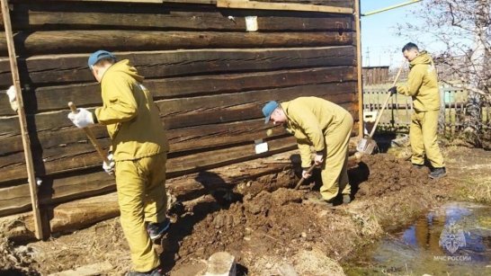 Сотрудники МЧС и спасатели продолжают восстановительные работы в Намском районе