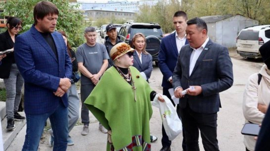 В Якутске министр ЖКХ и энергетики региона Вячеслав Емельянов проверил ход капремонта многоквартирных домов