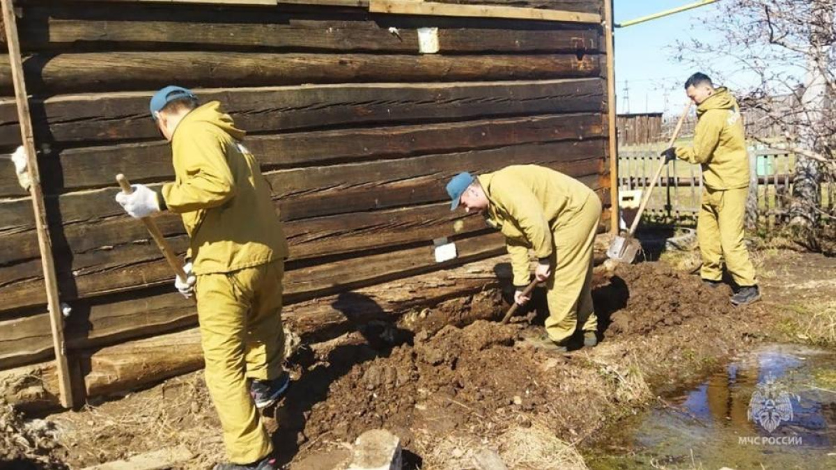 Сотрудники МЧС и спасатели продолжают восстановительные работы в Намском  районе – ГТРК «Саха»