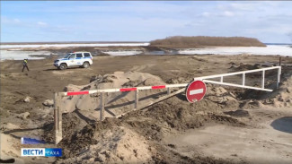 На закрытой переправе "Хатассы-Павловск" техника провалилась под лёд