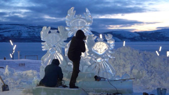 Скульпторы из Якутии украшают Магадан к Новому году