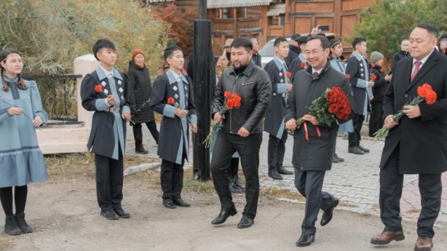 В Якутске возложили цветы к памятнику основателям города