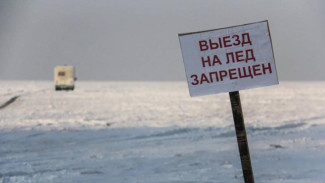 Ледовая переправа на реке Амга закрывается