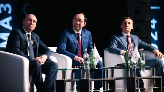 Глава Якутии Айсен Николаев принял участие в форуме "Будущее алмазных городов" в Мирном