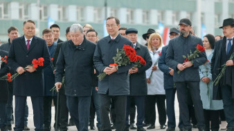 Глава Якутии возложил цветы к памятнику Платону Ойунскому в Якутске