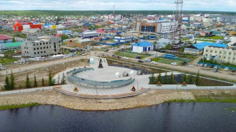 В селе Ытык-Кюёле Айсен Николаев возложил цветы к памятнику Алексея Кулаковского и осмотрел новую набережную
