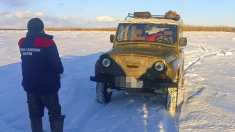 Рыбакам застрявшим на острове Никада спасатели оказали помощь
