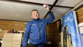 Вячеслав Емельянов установил автономный дымовой извещатель многодетной семье