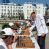 На площади Республики проводится сеанс одновременной игры в шахматы на 50 досках